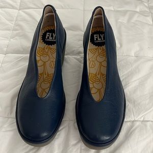 London Fly blue pumps